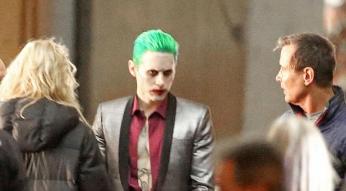 Kostum lengkap Joker (Jared Leto). Foto: via justjared.com