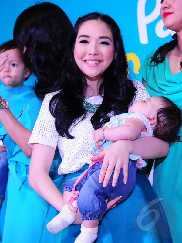 Gisel mengaku bahagia menjadi seorang ibu, Jakarta, Senin (18/5/2015). Gisel bersama bayinya saat menghadiri sebuah acara di kawasan Jakarta Barat. (Liputan6.com/Faisal R Syam)