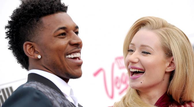 Iggy Azalea dan pacarnya, Nick Young. (foto: usmagazine.com)