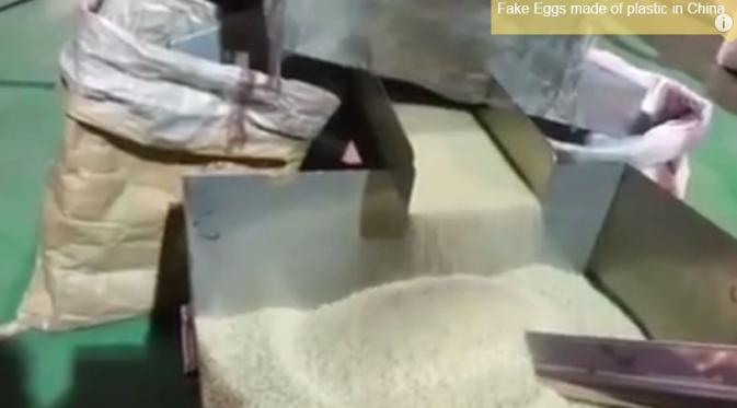Cara pembuatan beras plastik di China (Via: youtube.com)