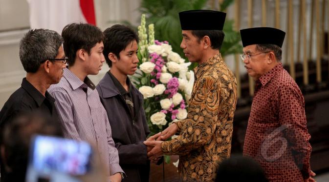 Presiden Jokowi (kedua kanan) dan Wapres Jusuf Kalla (kanan) memberikan ucapan duka cita kepada kedua anak dari Dubes RI untuk Pakistan, Burhan Muhammad di Gedung Pancasila, Kemenlu, Jakarta, Selasa (19/5/2015). (Liputan6.com/Faizal Fanani)   
