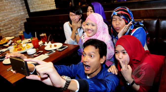 Fedi Nuril dan kelima penggemarnya juga menyempatkan berfoto bersama disela acara ngedate bareng di Brewerkz, Jakarta, Selasa (19/5/2015). (Liputan6.com/Faisal R Syam)