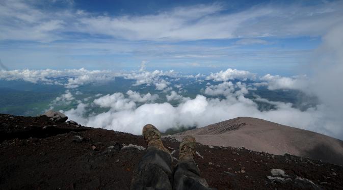 Pendaki akan disuguhkan pemandangan bak negeri di atas awan saat berada di puncak Gunung Kerinci. Foto diambil pada 15 Mei 2015. (Liputan6.com/Helmi Fithriansyah)