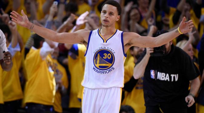 Stephen Curry beraksi dalam duel Houston Rockets vs Golden State Warriors di Final Wilayah Barat NBA (Reuters / Kyle Terada)