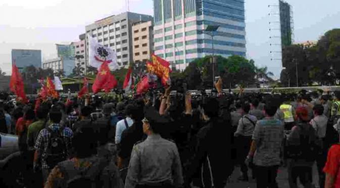 Ilustrasi Demo di depan Gedung DPR MPR RI (Via: news.metrotvnews.com