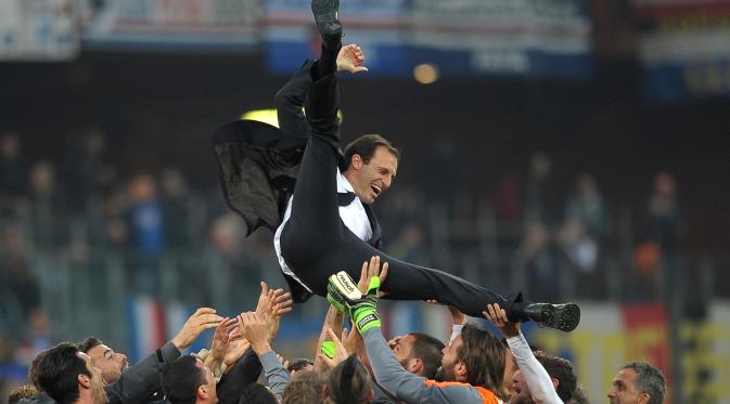 Pelatih Juventus, Massimiliano Allegri, merayakan gelar juara Serie A setelah melawan Sampdoria. (2/5/2015). (AP/Carlo Baroncini)..