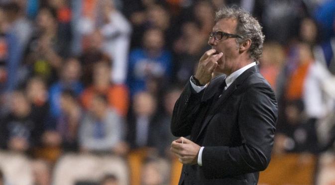 Gaya pelatih Paris Saint-Germain (PSG), Laurent Blanc memanggil anak buahnya. (15/3/2015). (AFP PHOTO/JACK GUEZ)