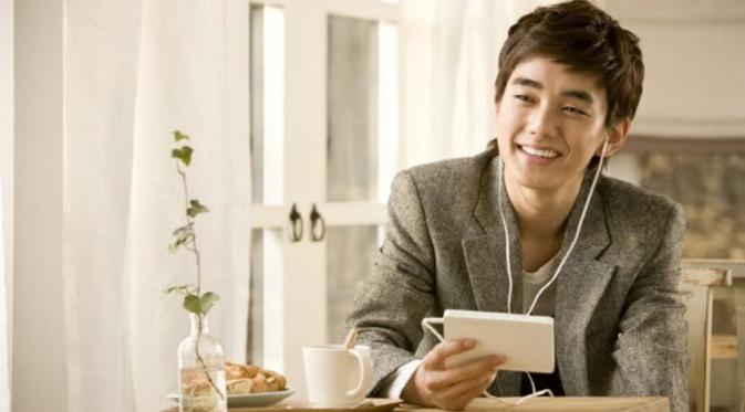 Aktor tampan Yoo Seung Ho yang menjadi lawan main Xiumin di film perdana personel EXO itu.