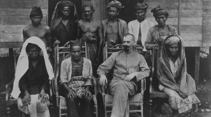 Dr. J.P. Kleiweg de Zwaan bersama dukun dari Taluk, saat ekspedisi di Sumatera Tengah tahun 1908