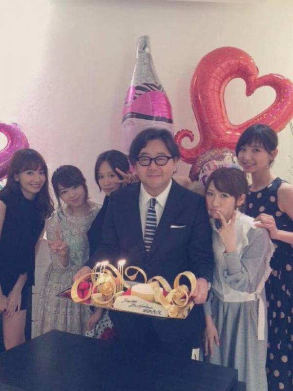 Hampir seluruh member senior AKB48 merayakan ultah produser mereka, Yasushi Akimoto.