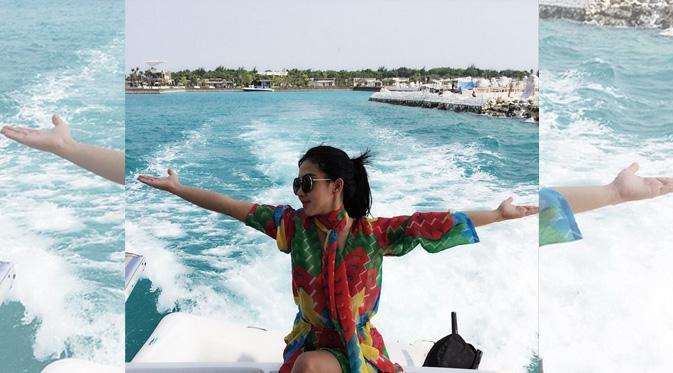 Syahrini tampak bersantai di atas kapal pesiar. (foto: instagram.com/princessyahrini)