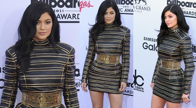 Busana yang dipakai Kylie Jenner menghadiri acara Billboard Music Awards 2015. (via dress.yournextshoes.com)