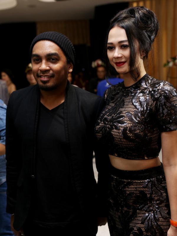 Glenn Fredly menggandeng Aura Kasih saat Indonesian Movie Awards 2015. (Wimbarsana/Bintang.com)