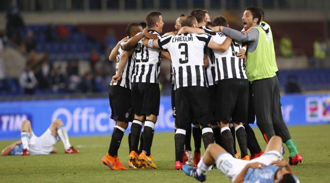 Pemain Juventus bergembira kontras dengan pemain Lazio yang lemas. (AP/Riccardo De Luca)