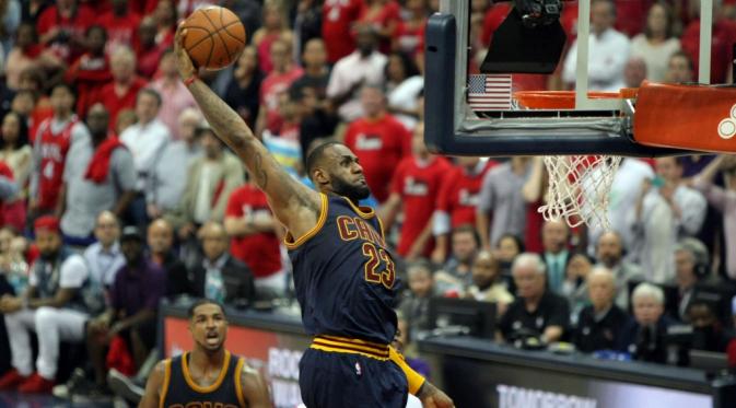 Aksi LeBron James di Laga Cleveland Cavaliers vs Atlanta Hawks (Reuters / Brett Davis)