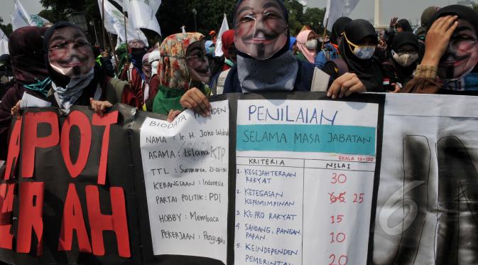 Mahasiswa dari berbagai universitas melakukan aksi unjuk rasa di depan Istana Negara, Jakarta, Kamis (21/5/2015).  Aksi tersebut menuntut agar Pemerintahan memprioritaskan masyarakat pribumi daripada asing. (Liputan6.com/Johan Tallo)