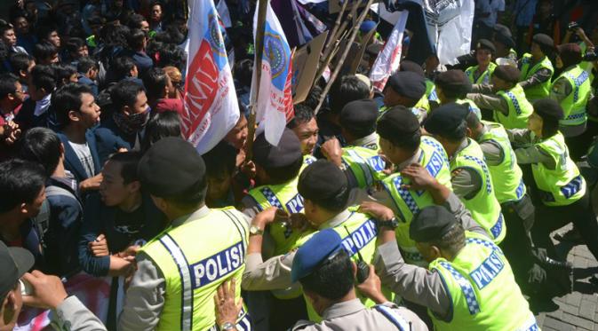 Demonstrasi BEMSI di Malang. (Liputan6.com/Zainul Arifin)