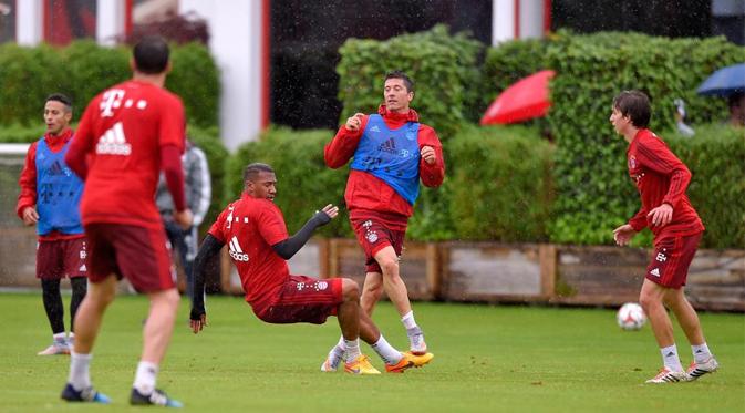 Jerome Boateng Berantem dengan Robert Lewandowski saat latihan Bayern Muenchen (tz.de)