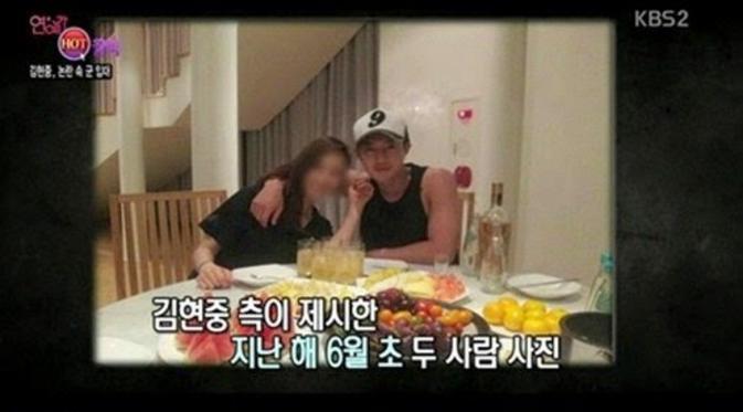 Kim Hyun Joong berpose bersama wanita yang melaporkannya ke polisi.