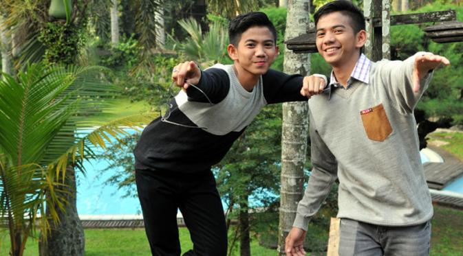 Rizki dan Ridho D'Academy 2 saat melakukan syuting untuk video klip berjudul Kembalilah Padaku. Foto: Panji Diksana/Liputan6.com