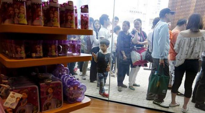 Para pengunjung tengah melihat produk Disney dari luar toko/Shanghaiist.com