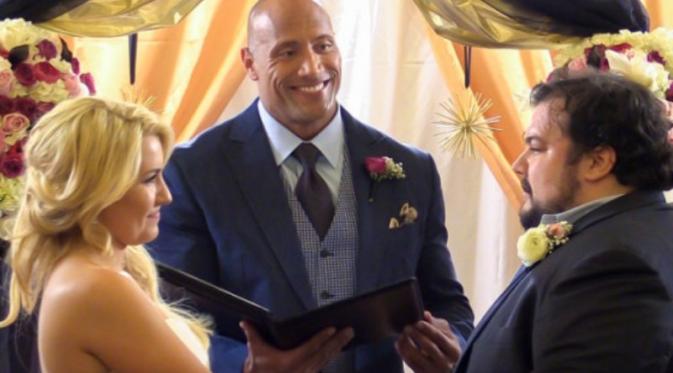 Dwayne `The Rock` Johnson saat menikahkan Nick Mundy. (dok. Screen Junkies)