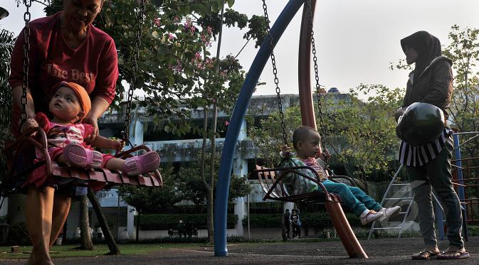 Sejumlah orang tua saat mengawasi anaknya  bermain di Taman Menteng, Jakarta Pusat, Jumat(22/5/2015). Peresmian empat TTRA merupakan langkah awal dari Pemprov DKI Jakarta yang akan membangun enam taman terpadu pada tahun ini. (Liputan6.com/Johan Tallo)