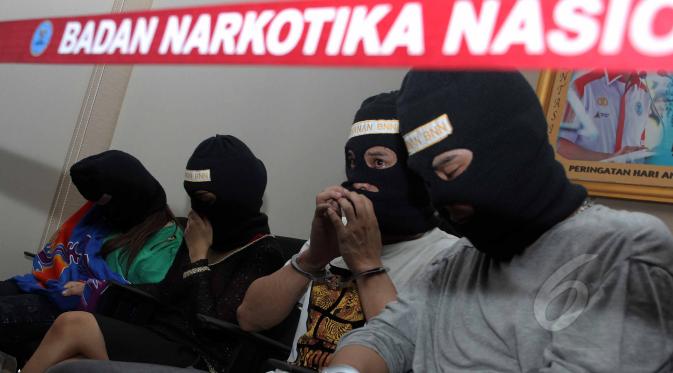 Sejumlah tersangka saat rilis kasus narkoba di kantor Badan Narkotika Nasional (BNN), Jakarta, Jumat (22/5/2015). Barang bukti berupa 16,4 kg Shabu dan 778 butir Pil inex diamankan BNN. (Liputan6.com/Helmi Afandi)