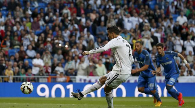 Bintang Real Madrid Cristiano Ronaldo mencetak gol melalui eksekusi penalti ke gawang Getafe (REUTER/Juan Medina)