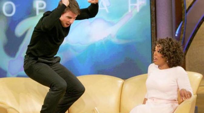 Momen saat Tom Cruise meloncat di sofa acara Oprah Winfrey tahun 2005. (dok. Ny Daily News)