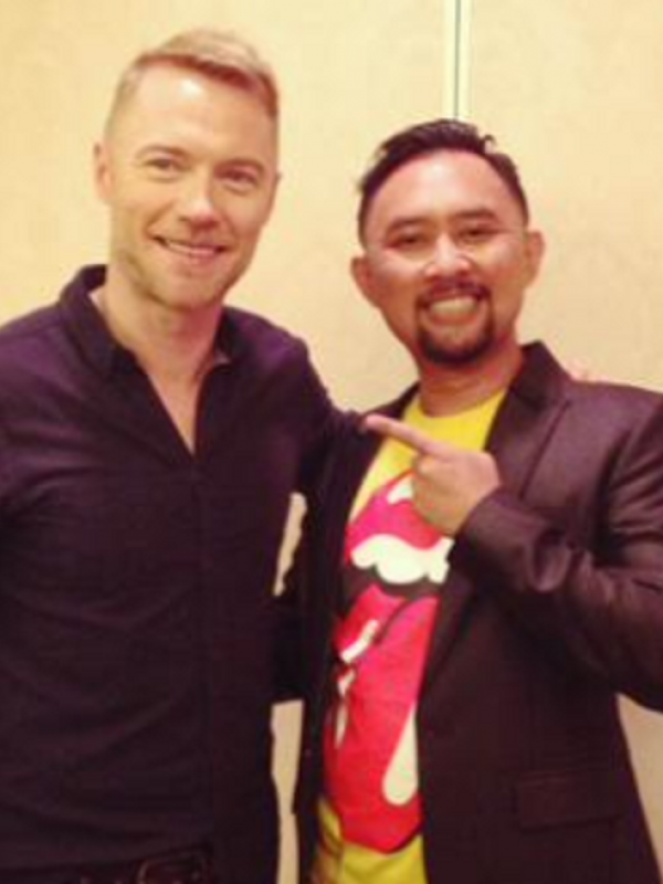 Ronal Surapradja sempat selfie dengan Ronan Keating. (Twitter @RockNal)