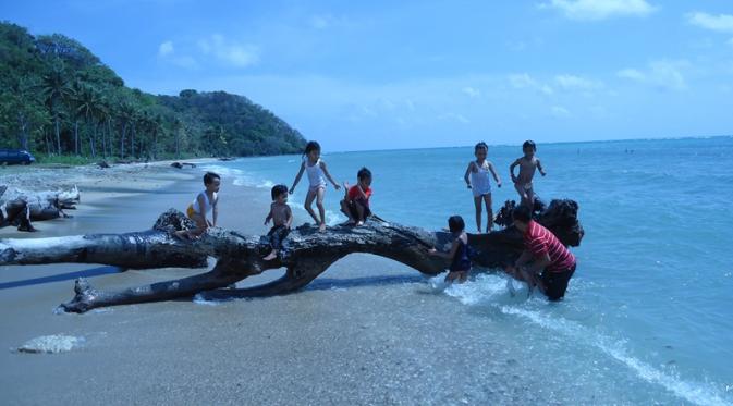 Pantai Mayangkara. Foto: @ChyBlnPurnama. 