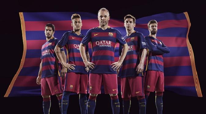 Andres Iniesta, Lionel Messi, Gerrard Pique, Neymar dan Luis Suarez jadi model jersey baru Barcelona (FC Barcelona.com)