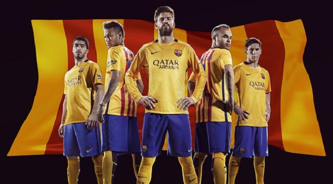 Jersey tandang Barcelona berwarna kuning emas dan dihiasi 4 garis vertikal di bagian belakang (fc barcelona.com)