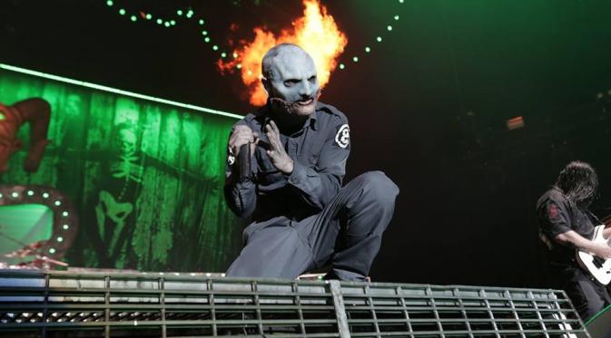 Aksi vokalis Slipknot, Corey Taylor di atas panggung (Slipknot Official Facebook Page)