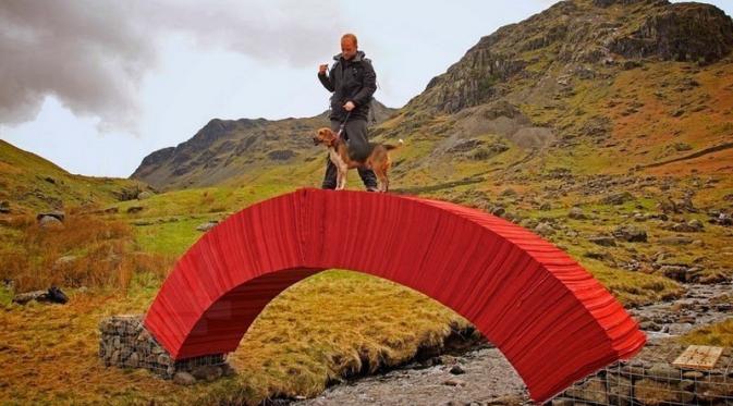 Jembatan kertas unik ini kuat dilewati seorang pria dan anjingnya
