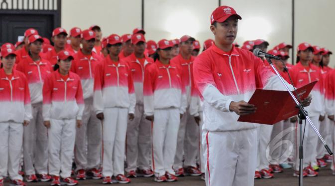 Chief de Mission kontingen Indonesia, Taufik Hidayat saat acara Pengukuhan dan Pelepasan Kontingen untuk SEA Games 2015 Singapura di Senayan, Jakarta, (25/5/2015). (Liputan6.com/Andrian M Tunay)