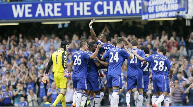 BOPONG - Didier Drogba dibopong seluruh penggawa Chelsea saat digantikan Diego Costa di laga kontra Sunderland, Minggu (24/5) malam WIB. (AP Photo/Tim Ireland)