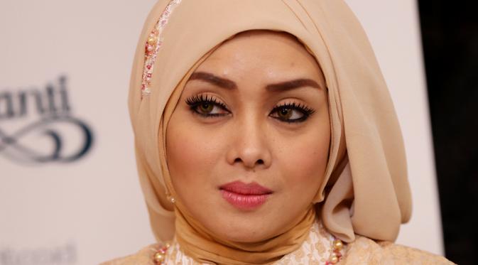 Keanggunan Terry Putri semakin terlihat dalam balutan busana hijab warna krem (Wimbarsana/Bintang.com)