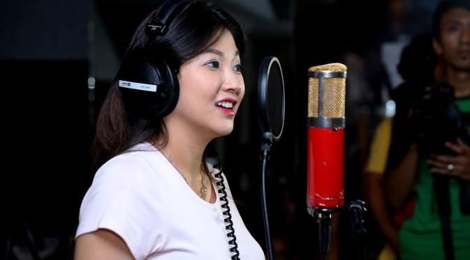 Sarwendah Recording Lagu Kaulah 'Buah Hatiku' (Foto: Wimbarsana/Bintang.com)
