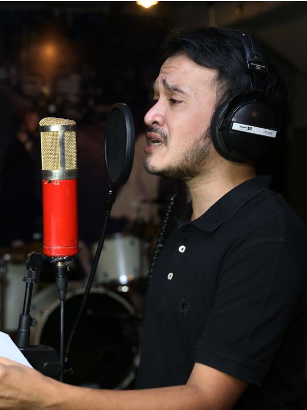 Ruben Onsu konsen rekaman lagu yang liriknya sesuai banget dengan yang dialaminya dan istri (Foto: Wimbarsana/Bintang.com)