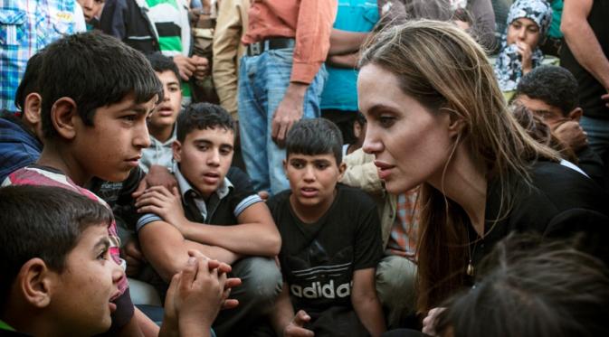 Angelina Jolie saat mengunjungi pengungsi konflik berkepanjangan Suriah, beberapa waktu lalu [foto: Dailymail]
