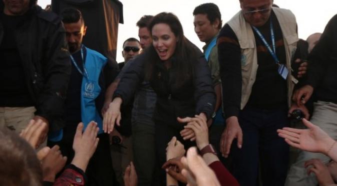 Angelina Jolie ketika menemui pengungsi krisis kemanusiaan di Dohuk, Iraq, Januari 2015 [Foto: The Huffington Post]
