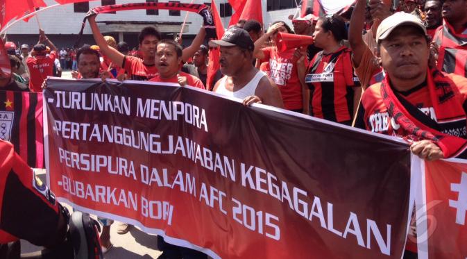 Persipura Mania menggelar aksi damai di halaman Kantor DPR Papua, Selasa (26/5/2015). Mereka menuntut pemerintah terkait batalnya laga Piala AFC antara Persipura vs Pahang FA akibat tak keluarnya visa. (Liputan6.com / Katharina Janur)