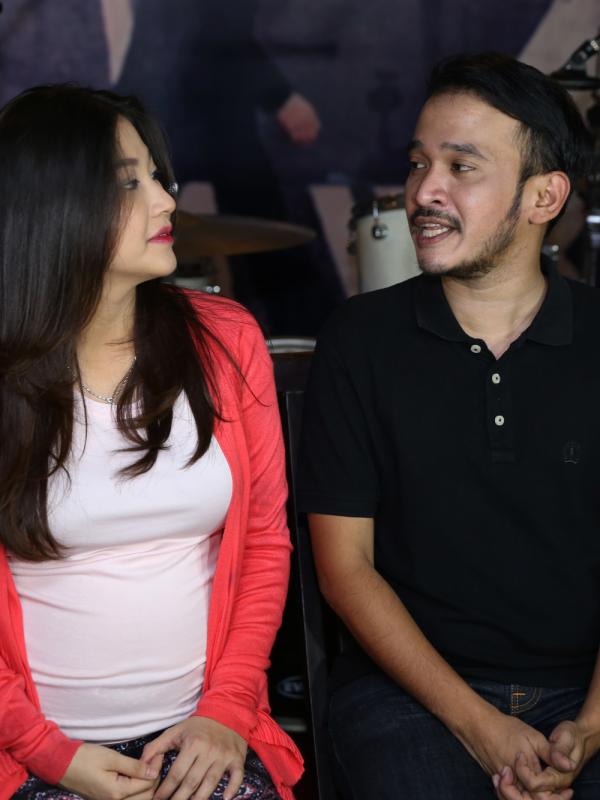 Ruben Onsu dan Sarwendah di sela rekaman 'Kamulah Buah Hatiku' (Foto: Wimbarsana/Bintang.com)