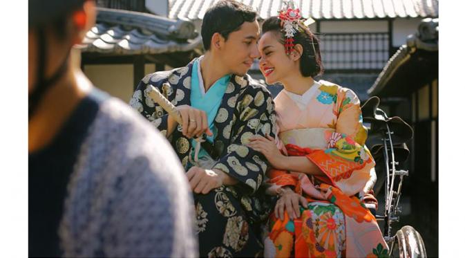 Andien dan suami saat berbulan madu ke Jepang. Foto: Instagram.