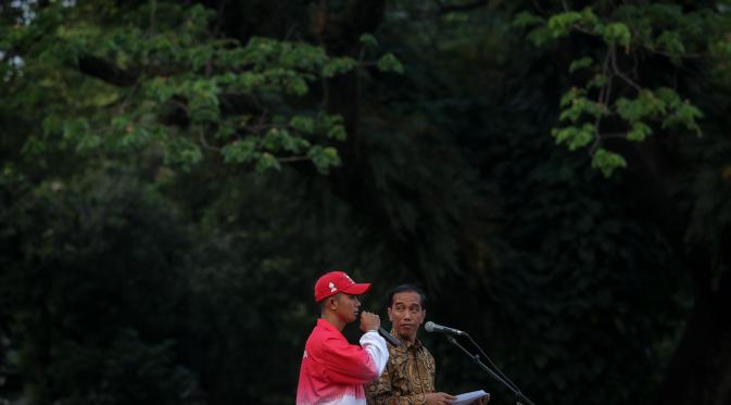 Presiden Jokowi menanyai salah satu atlet SEA Games (Faizal Fanani/Liputan6.com)