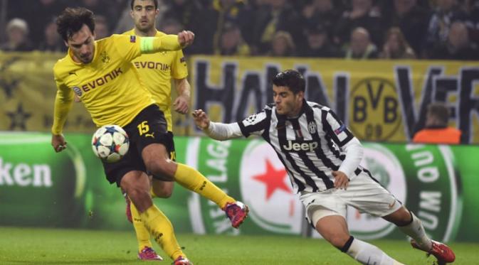 Salah satu aksi Mats Hummels dalam mengawal pertahanan Dortmund.