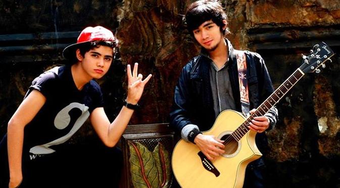 Aliando Syarief senang mendengar musik rock, modern rock, poprock, R&B, Jazz dan slow. (via Facebook.com)