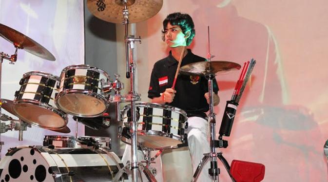 Aliando Syarief sering mendapatkan penghargaan sebagai drummer terbak di berbagai kejuaraan di Jakarta. (via merapizone.com)